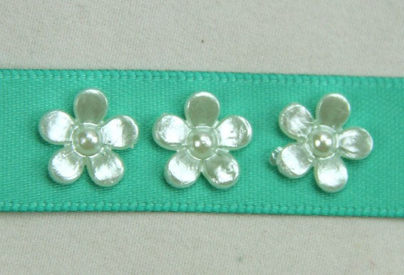 GREEN TARA PEARL FLOWER 1.2CM IVORY - 1047IV